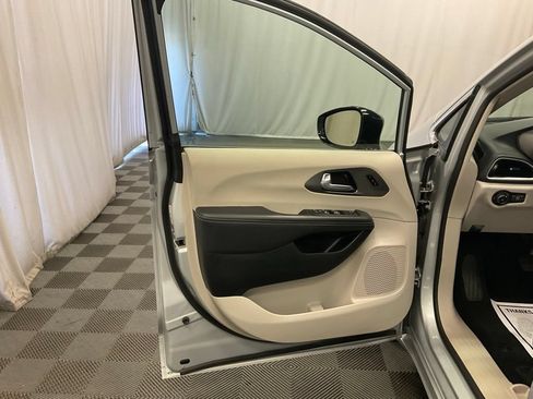 Used 2024 Chrysler Pacifica Touring-L FWD image 4