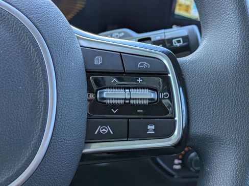 Certified 2025 Kia Sorento LX FWD image 17