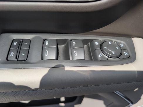 Used 2023 GMC Yukon XL SLT w/ SLT Luxury Package image 21