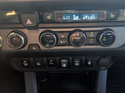 Used 2018 Toyota Tacoma TRD Off-Road AWD/4WD image 23