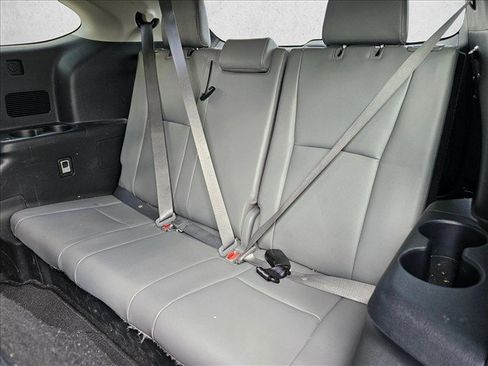 Used 2022 Toyota Highlander XLE AWD/4WD image 20