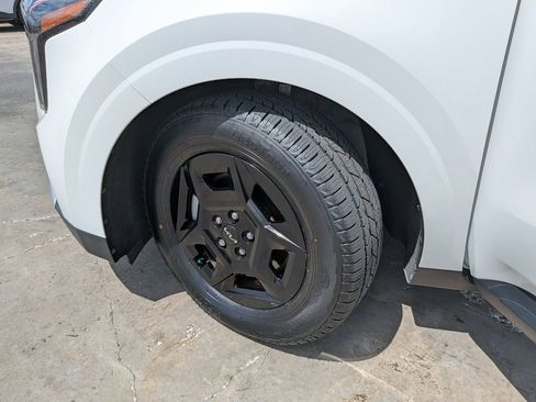 Used 2025 Kia Carnival FWD image 35