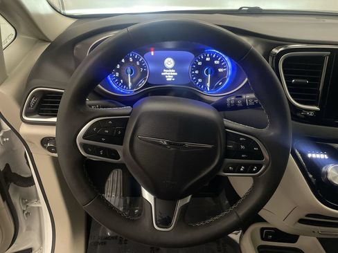 Used 2024 Chrysler Pacifica Touring-L FWD image 5