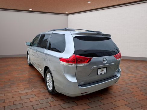 Used 2013 Toyota Sienna XLE FWD image 5