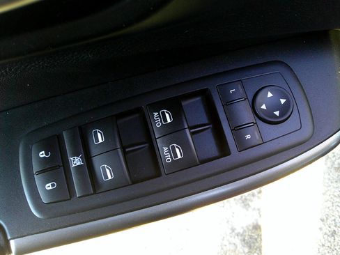 Used 2019 Jeep Cherokee Overland w/ Trailer Tow Group image 18