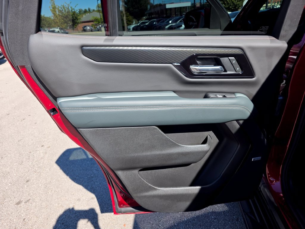 Used 2025 GMC Yukon AT4 AWD/4WD image 38