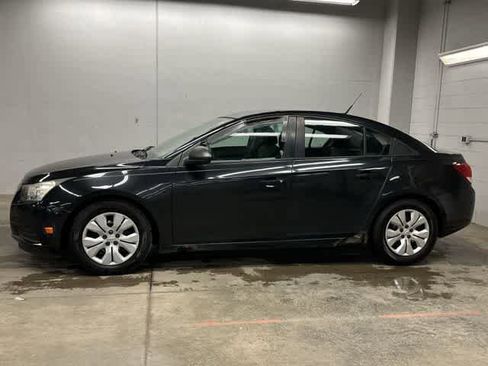 Used 2014 Chevrolet Cruze LS FWD image 2