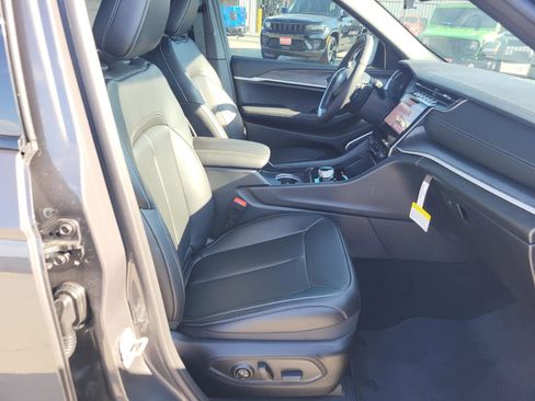 New 2025 Jeep Grand Cherokee Limited w/ Black Appearance Package image 10