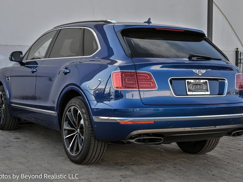Used 2017 Bentley Bentayga image 4