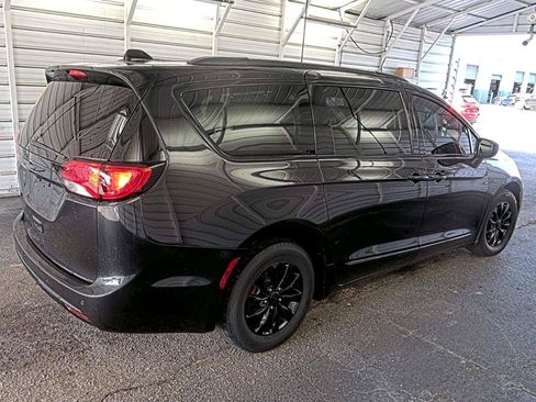 Used 2017 Chrysler Pacifica Touring-L FWD image 3