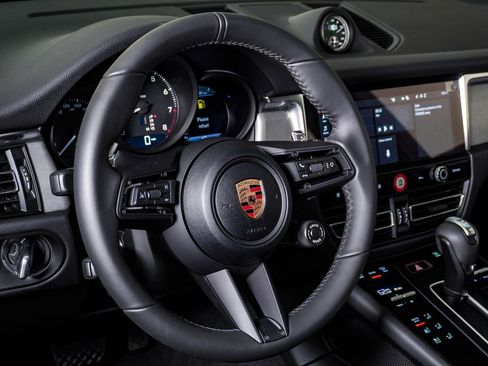New 2026 Porsche Macan image 18