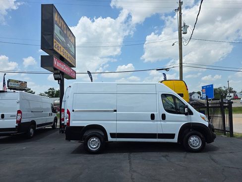 Used 2025 RAM ProMaster 2500 w/ Convenience Group FWD image 3