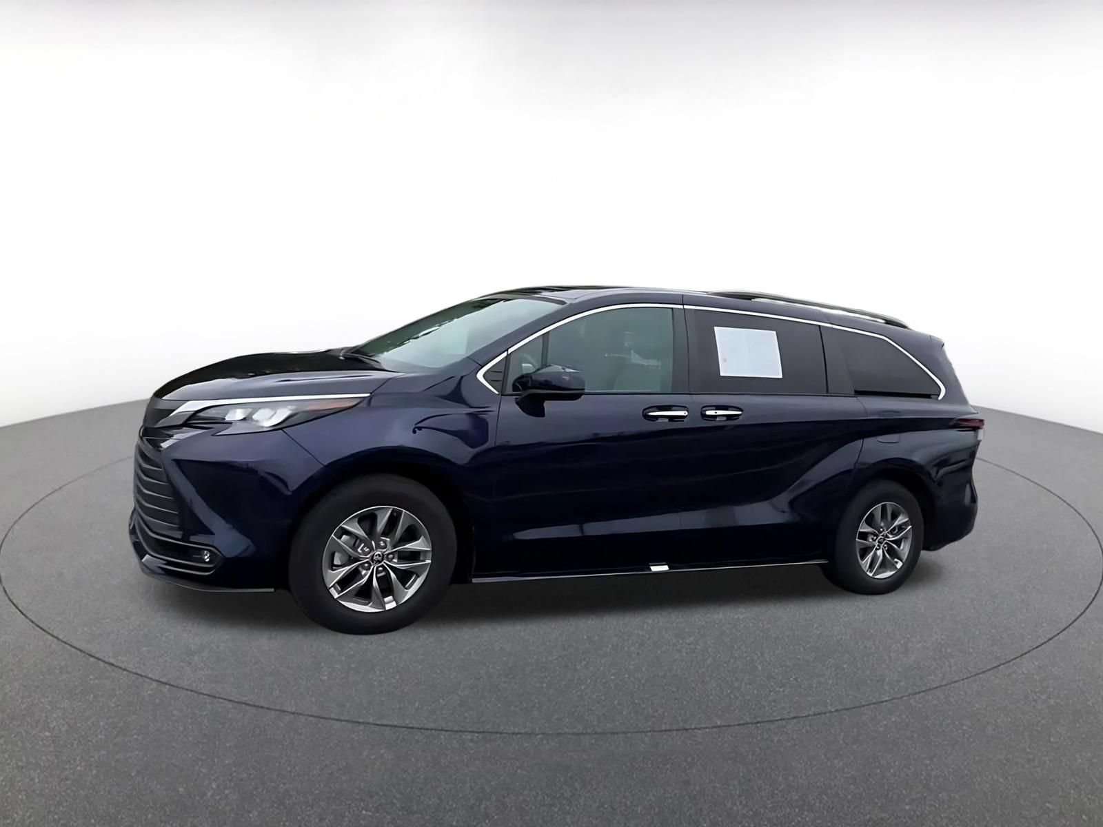 Used 2025 Toyota Sienna XLE FWD image 8