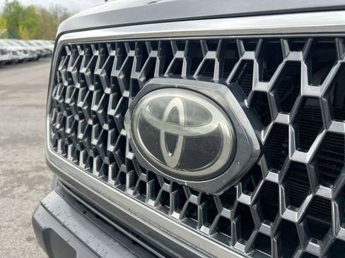Used 2019 Toyota Tacoma TRD Off-Road w/ Technology Package AWD/4WD image 29