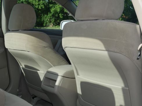 Used 2010 Toyota Camry LE FWD image 18