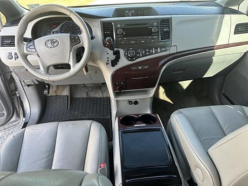 Used 2013 Toyota Sienna XLE image 12