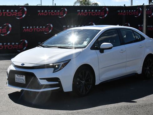 Used 2024 Toyota Corolla SE w/ SE Package image 3