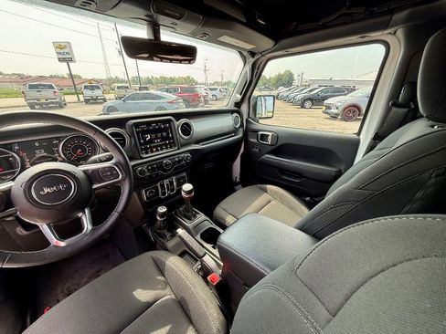 Used 2018 Jeep Wrangler Unlimited Sahara image 13