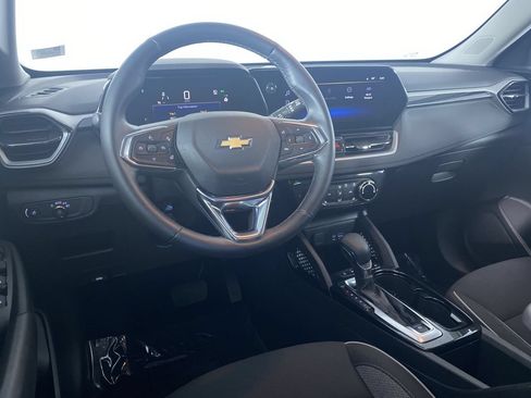 Used 2025 Chevrolet TrailBlazer LT w/ LT Cold Weather Package FWD image 2