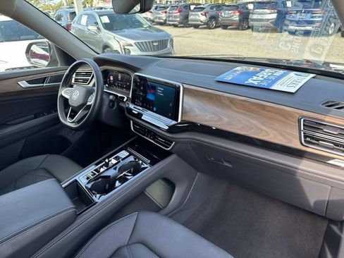 Used 2025 Volkswagen Atlas SE image 18