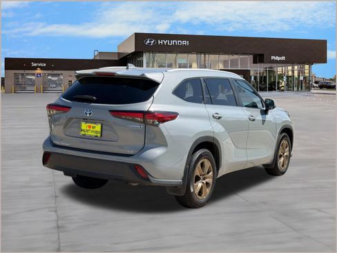 Used 2023 Toyota Highlander Bronze Edition FWD image 9