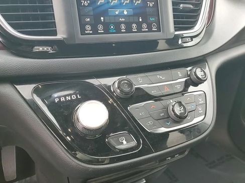 Used 2019 Chrysler Pacifica Touring-L image 21