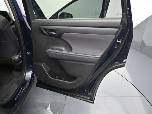 Used 2023 Toyota Highlander LE AWD/4WD image 13