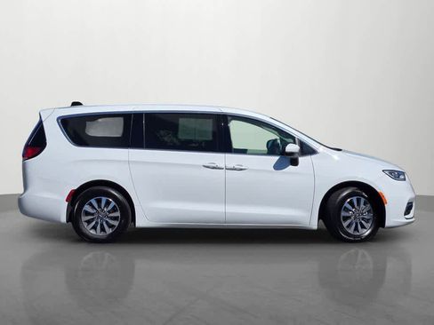 Used 2023 Chrysler Pacifica Touring-L FWD image 7