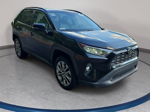 Used 2021 Toyota RAV4 XLE Premium FWD image 3