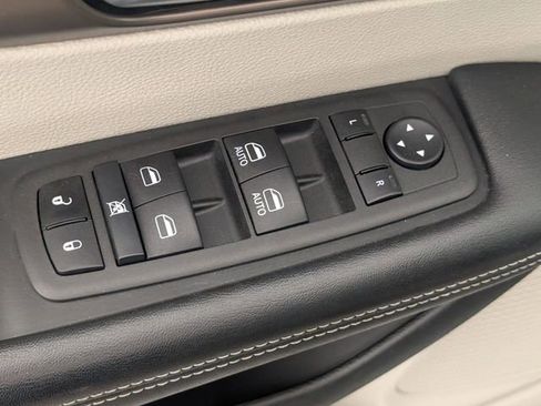 Certified 2023 Chrysler Voyager LX image 11