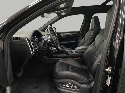 Used 2020 Porsche Cayenne S image 33