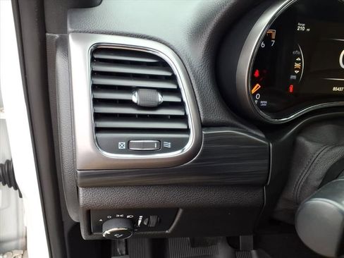 Used 2019 Jeep Grand Cherokee Laredo image 26