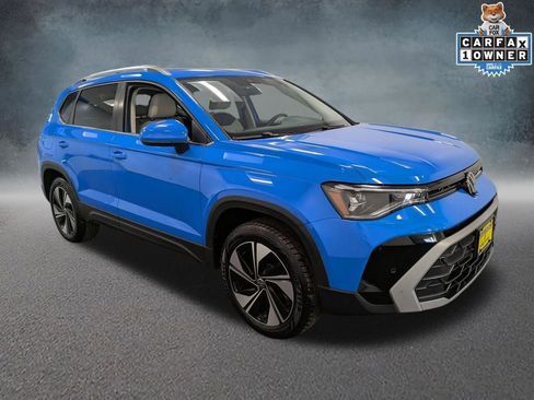 Used 2025 Volkswagen Taos SE w/ Panoramic Sunroof Package image 3