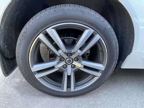 Used 2021 Volvo XC60 T5 Momentum w/ Premium Package AWD/4WD image 5