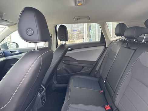 Used 2022 Volkswagen Taos SE image 9