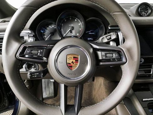 Certified 2022 Porsche Macan AWD/4WD image 10