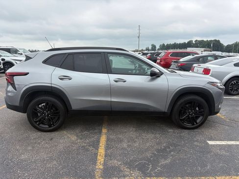 Used 2024 Chevrolet Trax ACTIV w/ Sunroof Package FWD image 2