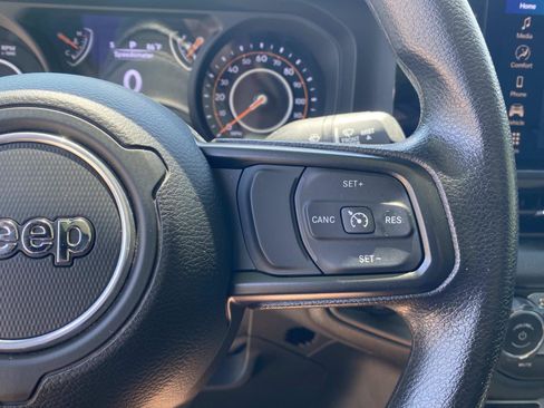 Used 2025 Jeep Gladiator Overland AWD/4WD image 42