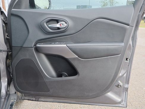 Used 2019 Jeep Cherokee Latitude Plus w/ Comfort/Convenience Group image 34