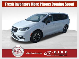 Used 2024 Chrysler Pacifica Select video 1