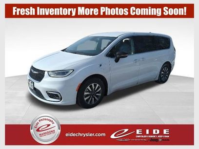 Used 2024 Chrysler Pacifica Select