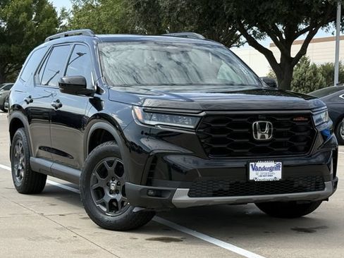 Used 2025 Honda Pilot TrailSport image 2