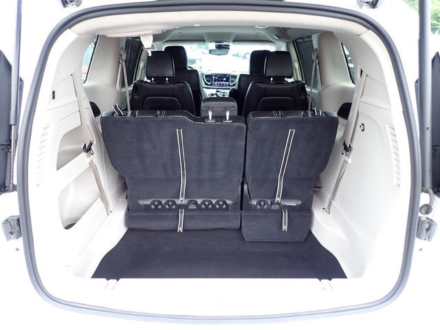 Used 2023 Chrysler Pacifica Touring-L FWD image 7