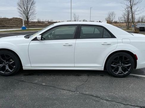 Used 2022 Chrysler 300 Touring L image 2