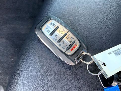 Used 2025 Chrysler Pacifica Select image 15