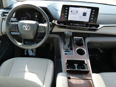 Certified 2023 Toyota Sienna LE FWD image 14