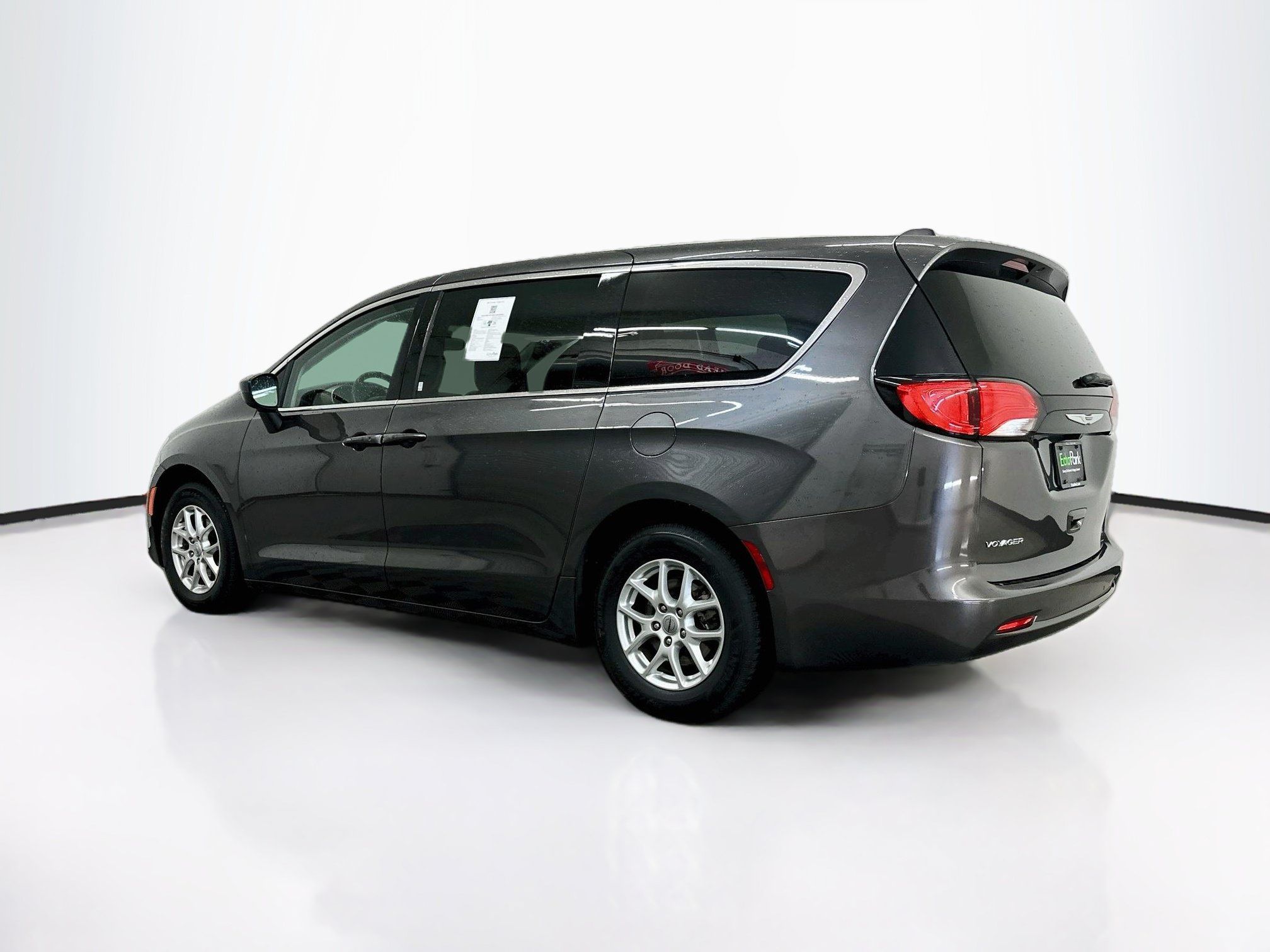 Used 2023 Chrysler Voyager LX FWD image 5