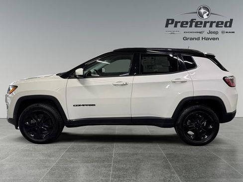Used 2018 Jeep Compass Latitude w/ Popular Equipment Group AWD/4WD image 9