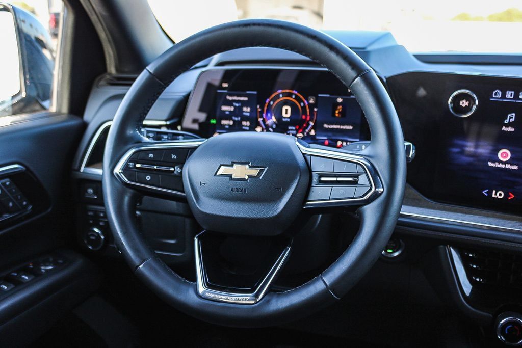Used 2025 Chevrolet Suburban High Country AWD/4WD image 16