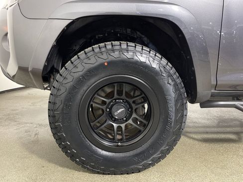 Used 2018 Toyota 4Runner SR5 Premium w/ Convenience Package AWD/4WD image 11